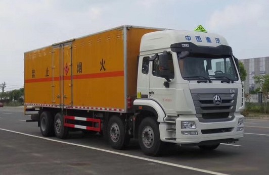 重汽豪瀚前四后六9.5米易燃液體廂式運(yùn)輸車(chē)圖片 重汽豪瀚前四后六9.5米易燃液體廂式運(yùn)輸車(chē)圖片